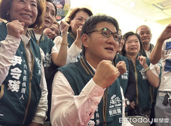 ▲民進黨雲林縣長參選人劉建國今日上午在黨公職及上百名支持者陪同下，步行前往縣選委會完成參選登記，現場「凍蒜」聲不斷。（圖／記者游瓊華翻攝）