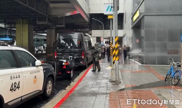▲▼民眾發現捷運站內角落放置不明黑色背包，警方通知防爆小組移置。（圖／記者陸運陞翻攝）