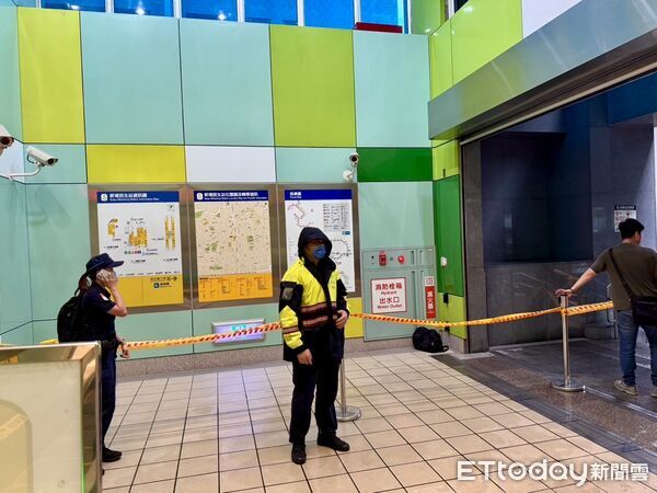 ▲▼民眾發現捷運站內角落放置不明黑色背包，警方通知防爆小組移置。（圖／記者陸運陞翻攝）
