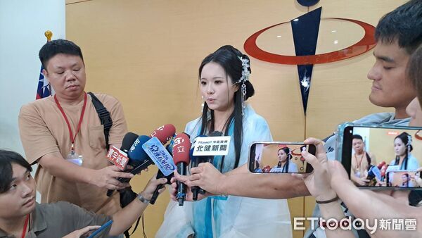 ▲Angela寶7登記參選後出面受訪。（圖／記者楊淑媛攝）