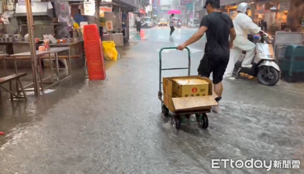 ▲▼ 基隆廟口夜市嚴重淹水。(圖/記者郭世賢翻攝,下同)