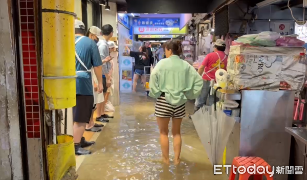 ▲▼ 基隆廟口夜市嚴重淹水。(圖/記者郭世賢翻攝,下同)
