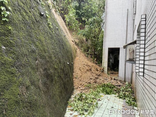 ▲▼ 新北市汐止區忠二街民宅後方土石滑落。(圖/記者邱中岳翻攝)