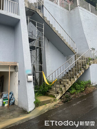 ▲▼ 新北市汐止區忠二街民宅後方土石滑落。(圖/記者邱中岳翻攝)
