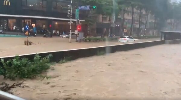 基隆暴雨「基金一路淹成河」！水深1輪胎高 網見畫面：好慘