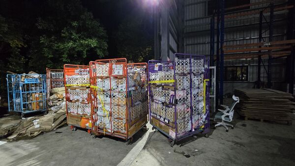 ▲桃園市中壢區高鐵南路四段一處倉庫被發現有大批來源不明包裹被藏放在鐵籠內。（圖／民眾提供）
