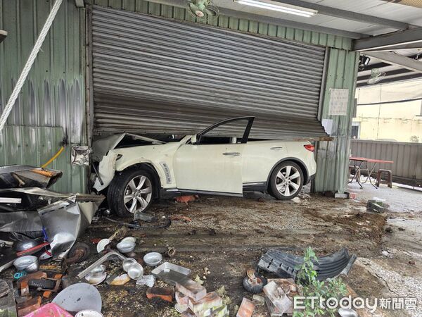 ▲▼南投66歲林翁疑似身體不適，駕車衝入路旁素食店，現場一片狼藉。（圖／記者高堂堯攝）