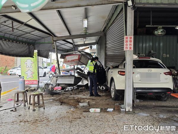 ▲▼南投66歲林翁疑似身體不適，駕車衝入路旁素食店，現場一片狼藉。（圖／記者高堂堯攝）