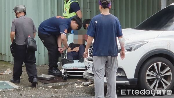 ▲▼南投66歲林翁疑似身體不適，駕車衝入路旁素食店，現場一片狼藉。（圖／記者高堂堯攝）