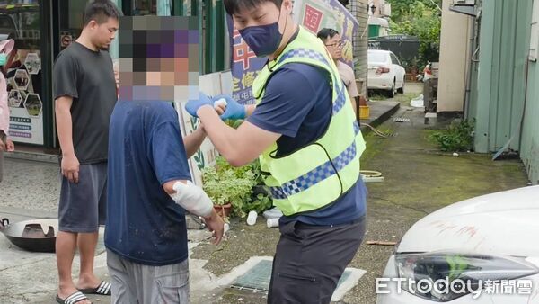 ▲▼南投66歲林翁疑似身體不適，駕車衝入路旁素食店，現場一片狼藉。（圖／記者高堂堯攝）