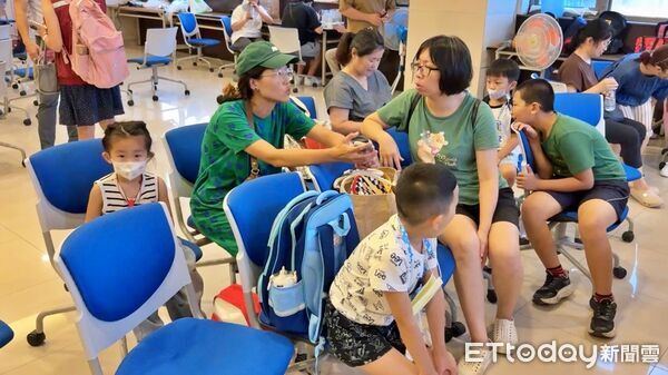 ▲北台雨彈狂炸！金山、萬里8校緊急停課撤離。（圖／記者郭世賢翻攝）