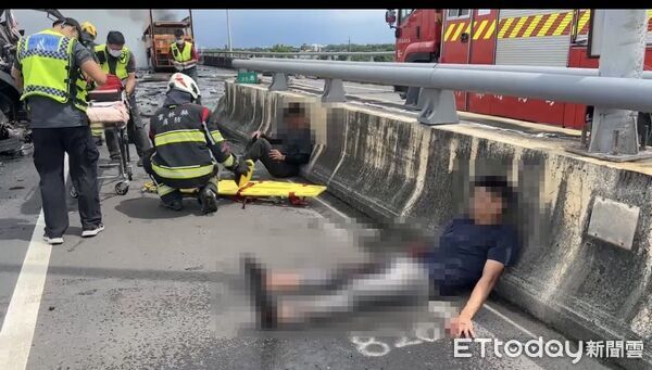 ▲▼ 雲林78線快速道路東向25公里處發生嚴重車禍,3人送醫。(圖/記者游瓊華翻攝,下同)