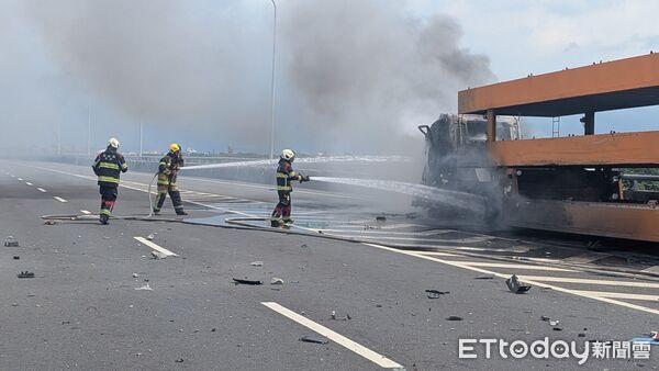 ▲▼ 雲林78線快速道路東向25公里處發生嚴重車禍,3人送醫。(圖/記者游瓊華翻攝,下同)