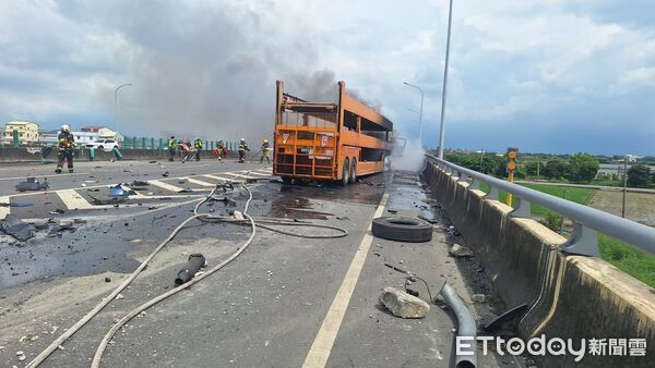 ▲▼ 雲林78線快速道路東向25公里處發生嚴重車禍,3人送醫。(圖/記者游瓊華翻攝,下同)