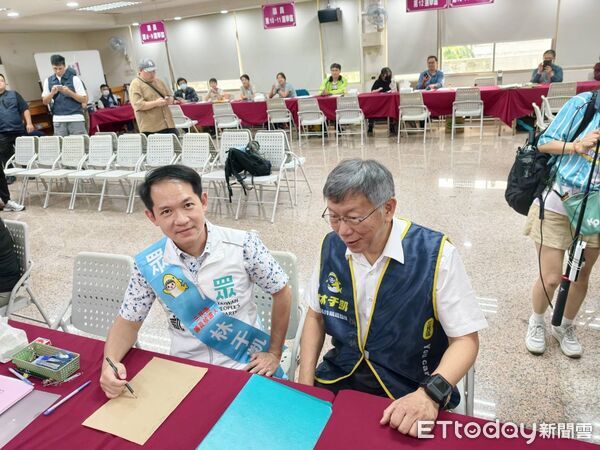 ▲▼民眾黨在高雄唯一提名！柯文哲陪同林于凱登記。（圖／記者賴文萱攝）