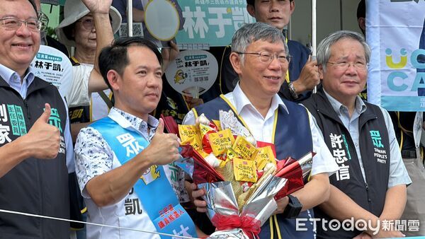 ▲▼民眾黨在高雄唯一提名！柯文哲陪同林于凱登記。（圖／記者賴文萱攝）