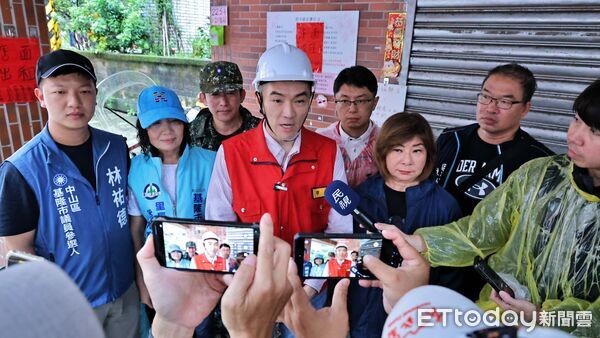 ▲基隆豪雨1小時狂灌逾70毫米 謝國樑勘災：受災戶慰助最高3萬。（圖／記者郭世賢翻攝）