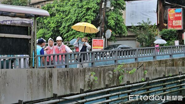 ▲基隆豪雨1小時狂灌逾70毫米 謝國樑勘災：受災戶慰助最高3萬。（圖／記者郭世賢翻攝）