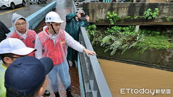▲基隆豪雨1小時狂灌逾70毫米 謝國樑勘災：受災戶慰助最高3萬。（圖／記者郭世賢翻攝）