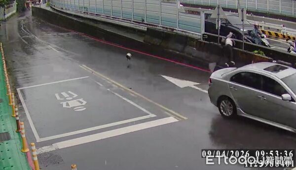 ▲▼陳男逆向撞上對向機車，陳女當場被撞空翻2圈倒地。（圖／記者陸運陞翻攝）