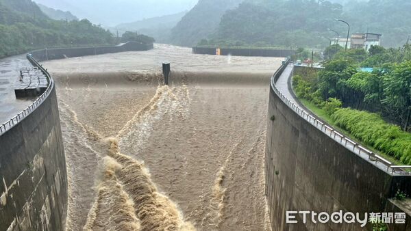 ▲北部山區豪雨狂炸!員山子今年第2度分洪。(圖/記者郭世賢翻攝)