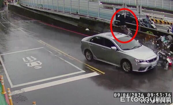 ▲陳男逆向撞上對向機車，陳女當場被撞空翻2圈倒地。（圖／記者陸運陞翻攝）