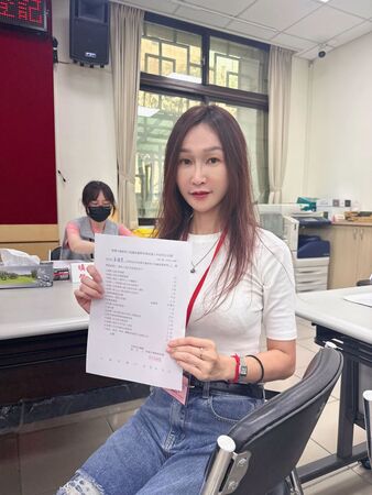 性感女模改名參選「對尬佀廣洋」!黃瓊慧讚有一套 詹江村:恐違2條《選罷法》