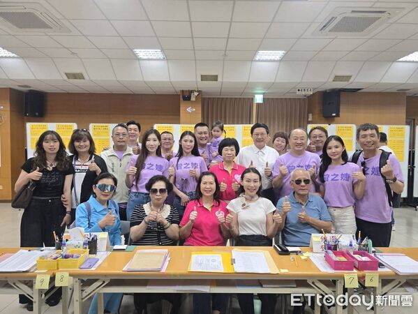 ▲台南市議員曾之婕4日在家人、支持者及多名東區里長陪同下,完成第10選區市議員參選登記,以無黨籍身分爭取連任。(記者林東良翻攝,下同)