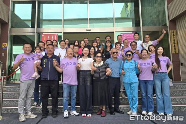 ▲台南市議員曾之婕4日在家人、支持者及多名東區里長陪同下,完成第10選區市議員參選登記,以無黨籍身分爭取連任。(記者林東良翻攝,下同)