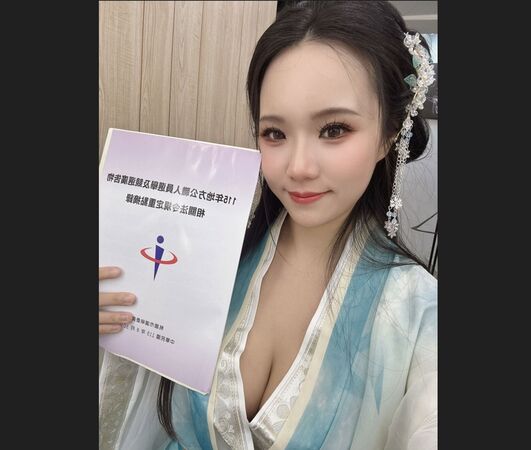 小商人出招「整頓霸凌者佀廣洋」劇透8政見 爆乳照超吸睛