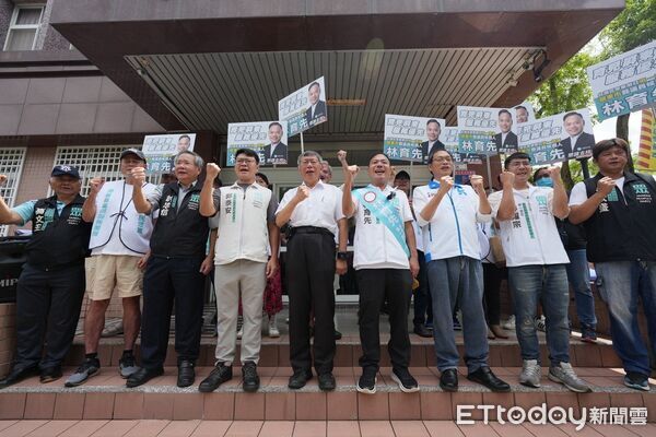 ▲柯文哲蘇清泉陪同林育先登記參選縣議員。（圖／林育先提供）