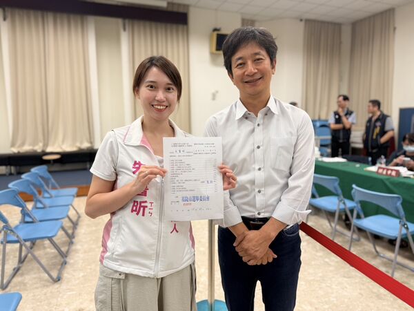 ▲▼民進黨前立委蔡適應罕見露面，他特別陪同民進黨基隆市議員參選人朱書昕、民進黨基隆市議員吳驊珈，完成登記參選。（圖／朱書昕競選辦公室提供）