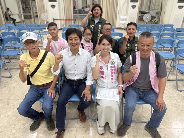 ▲▼民進黨前立委蔡適應罕見露面，他特別陪同民進黨基隆市議員參選人朱書昕、民進黨基隆市議員吳驊珈，完成登記參選。（圖／朱書昕競選辦公室提供）