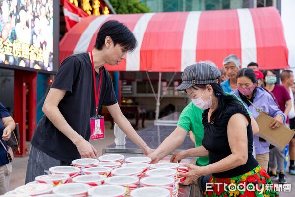 ▲「2026鍘美藝術節」首場暖身活動，9月4日晚間在台南鹽水武廟登場，由古都木偶戲劇團演出《包公斬駙馬》。（主辦單位何沐提供，下同）