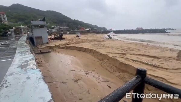 ▲▼基隆大武崙沙灘被暴雨沖刷，沙地被切出巨大高低落差，宛如「海灘大峽谷」。（圖／記者郭世賢翻攝）
