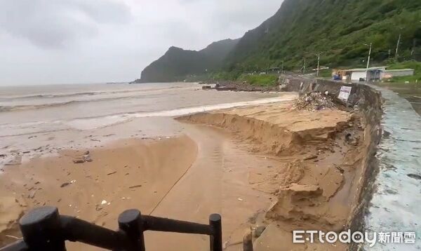 ▲▼基隆大武崙沙灘被暴雨沖刷，沙地被切出巨大高低落差，宛如「海灘大峽谷」。（圖／記者郭世賢翻攝）