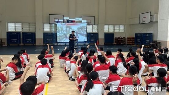 ▲無照騎車恐釀終身遺憾 基隆警進成功國中宣導交通安全。(圖/記者郭世賢翻攝)