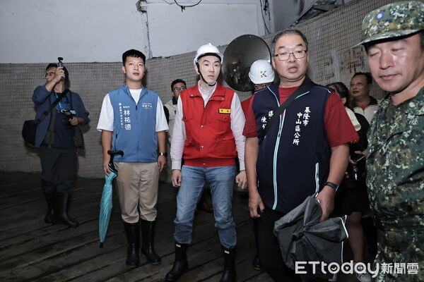 基隆豪雨夜勘災！謝國樑協調國軍助災民 力拚午夜前完成抽水