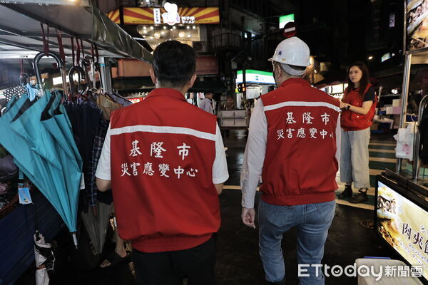 ▲謝國樑協調國軍助災民 力拚午夜前完成抽水。（圖／記者郭世賢翻攝）