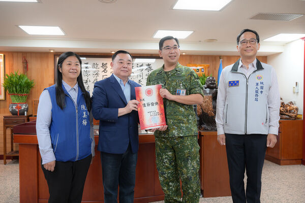 ▲桃園市議會秋節勞軍