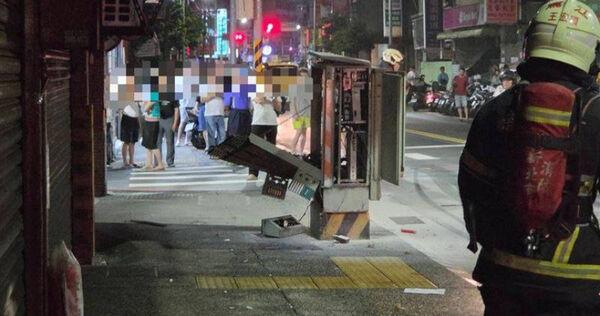 蘆洲民族路上變電箱凌晨起火爆炸，嚇壞附近居民。（圖／翻攝畫面）