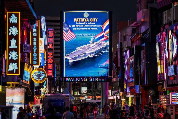 ▲▼美軍林肯號航空母艦（USS Abraham Lincoln）抵達泰國芭達雅。（圖／路透）