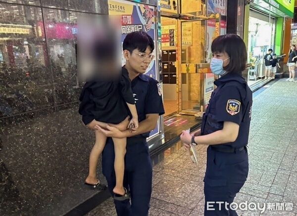 ▲員警抱著3歲男童在附近超商逐一查訪。（圖／蘆竹警分局提供）