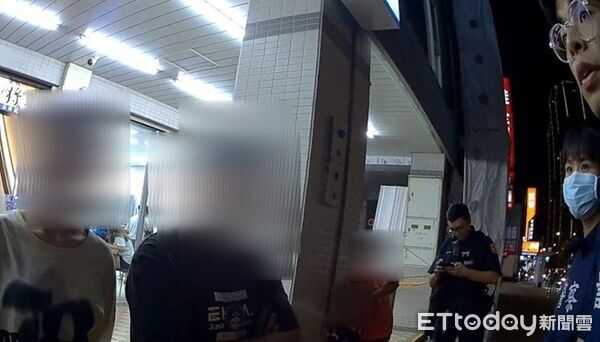 ▲果然在中正路某超商內發現正急得焦頭爛額的男童母親。（圖／蘆竹警分局提供）
