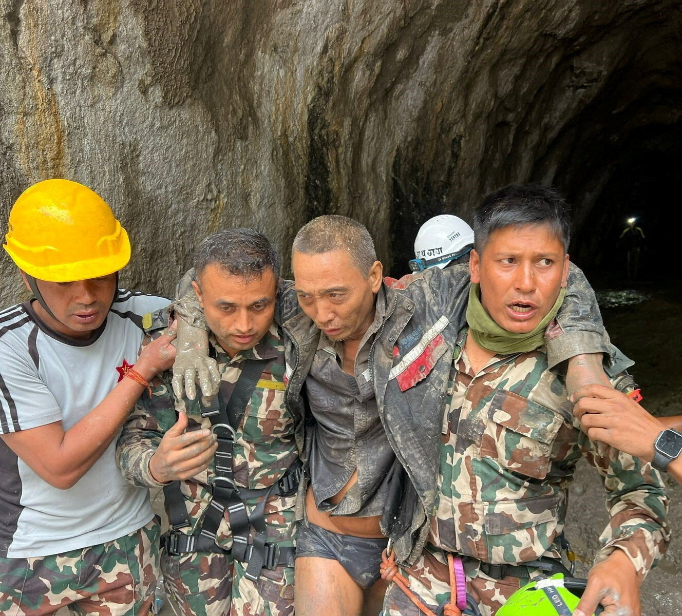 ▲▼ 尼泊爾洪災後第10天,一名中國籍男子從水力發電廠工程隧道中獲救。(圖/路透)