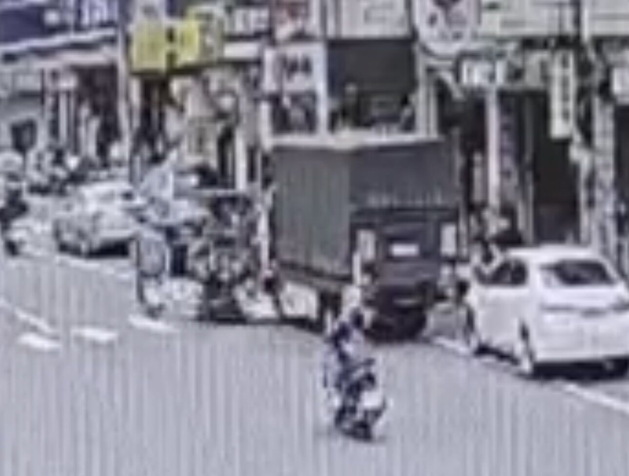 ▲俞男駕駛自小貨車停車開門前未先注意後方來車，機車騎士不慎撞上。（圖／記者唐詠絮翻攝）