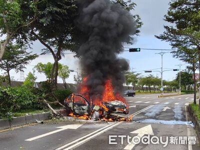 快訊/台中少年仔自撞分隔島!車子全面燃燒剩骨架 4人急逃生
