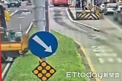 工程車突倒退猛撞公車4人送醫!瞬間畫面曝 駕駛頭暈釀禍