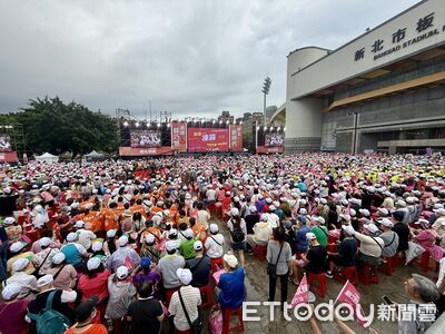 快訊/現場喊破2萬人!蘇巧慧首場造勢遇大雨 台語歌后開唱相挺