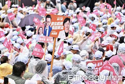快訊/現場喊破2萬人!蘇巧慧首場造勢遇大雨 台語歌后開唱相挺